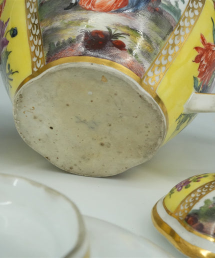 Meissen Theeservies, ca. 1735 — Een Zeldzaam Meesterwerk in Geel Fond